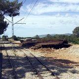 <div align="left"><font size="2"><br />Überall wird (noch oder immer) gebaut. An dieser Stelle einige Kilometer auswärts von Palma liegt das Baumaterial rum.<br /><br />Der Zug, den wir nahmen ist ein Touristenzug, der nicht an jeder Haltestelle hält. Dafür macht er aber an einer besonderen Stelle eine Pause (siehe später).<br /><br /> <div align="left"><font size="2"><br />Überall wird (noch oder immer) gebaut. An dieser Stelle einige Kilometer auswärts von Palma liegt das Baumaterial rum.<br /><br />Der Zug, den wir nahmen ist ein Touristenzug, der nicht an jeder Haltestelle hält. Dafür macht er aber an einer besonderen Stelle eine Pause (siehe später).<br /><br />